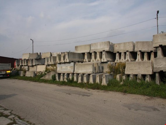 Used Concrete fence of the road, 20 pcs. for Sale (Auction Premium) | NetBid Industrial Auctions